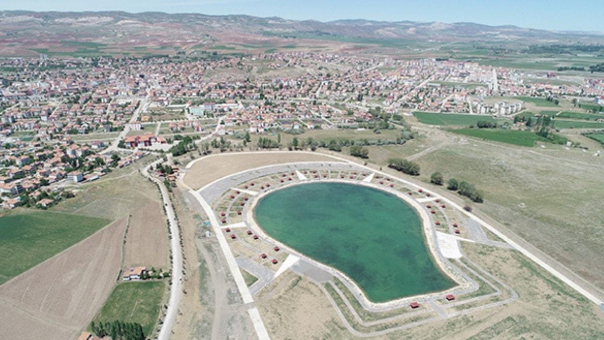 Sivas'taki AK Parti amblemi eklindeki park ve havuz uzaydan fark ediliyor