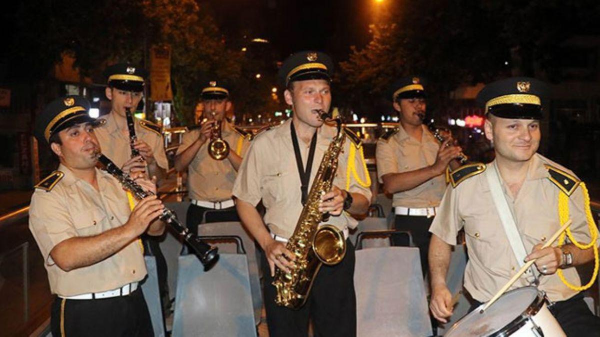 Amasya'da belediye bandosu sigarann zararlarn sahurda manilerle anlatt