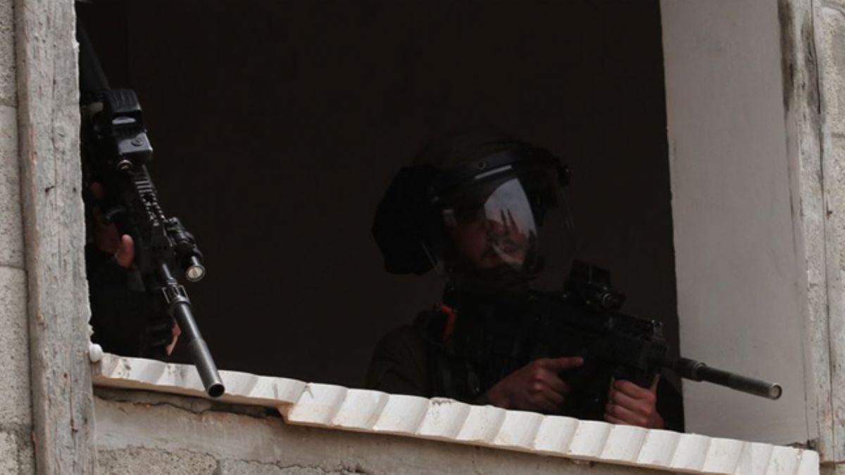 srail askerleri , Ayrm Duvar'n gemeye alan Filistinli ocuu ehit etti