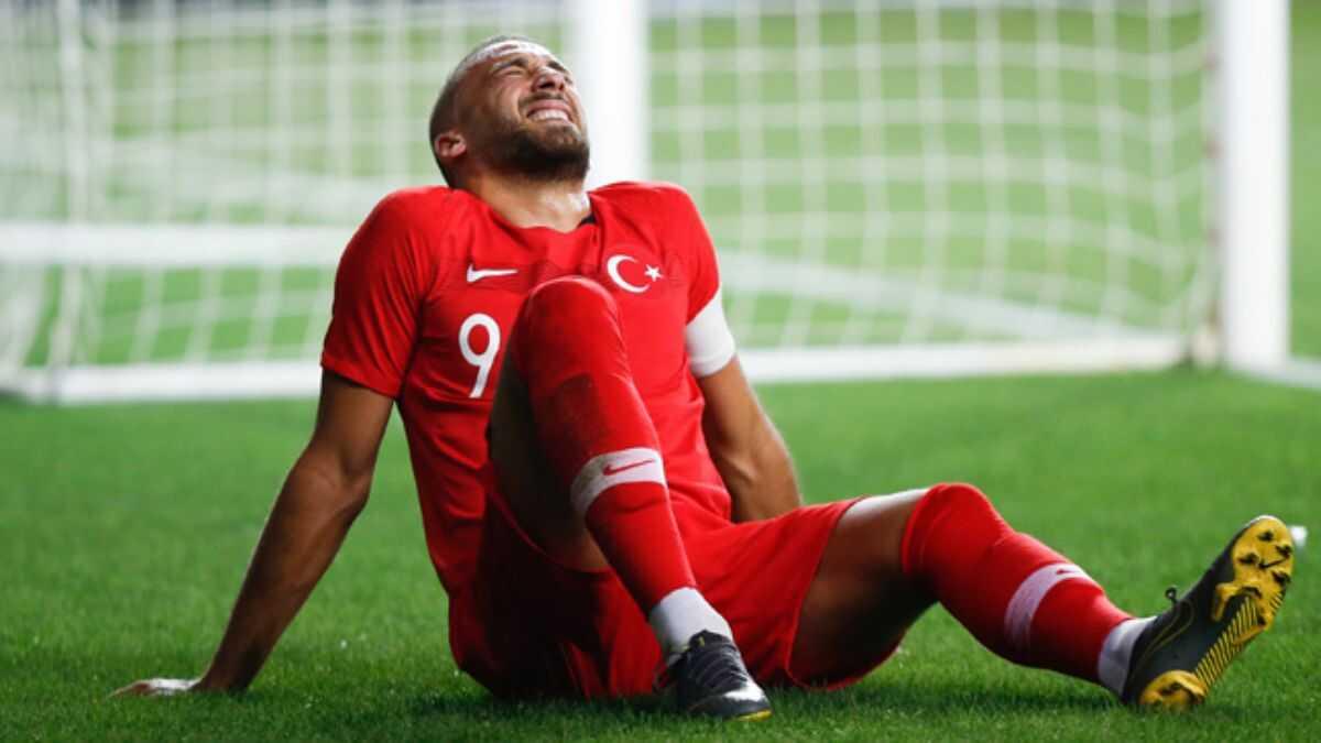 Milli takmda sakatlanarak kadrodan karlan Cenk Tosun, 1 ay sahalardan uzak kalacak