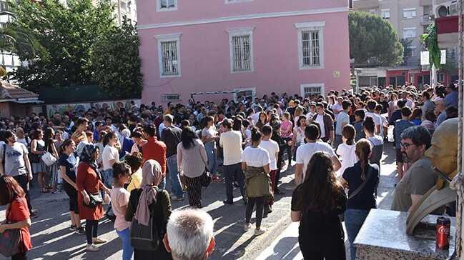 İzmir'de velilerin LGS heyecanı öğrencileri geçti