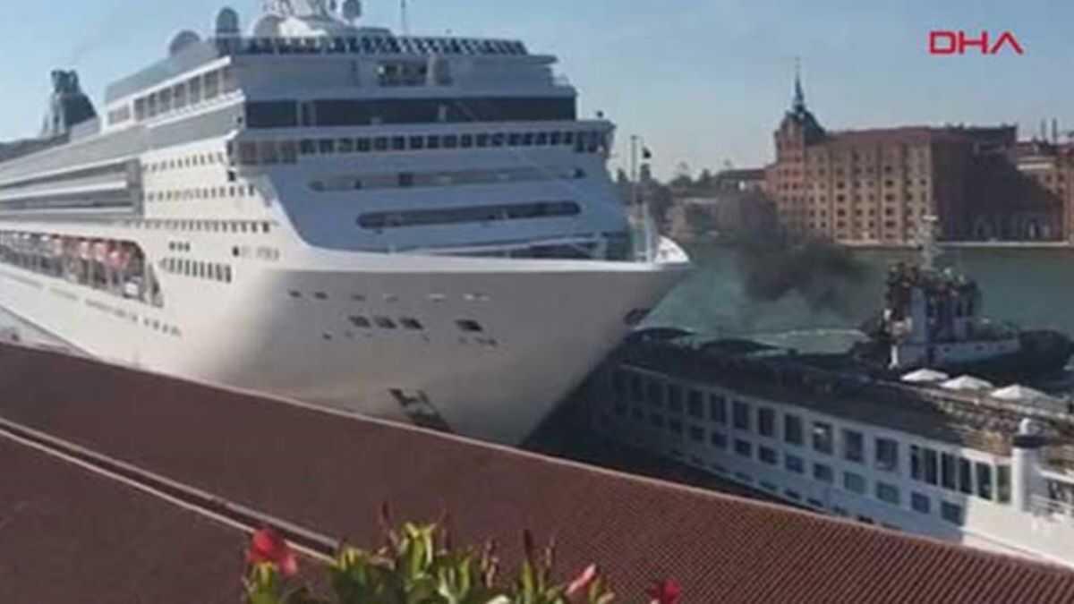 Venedik'te kontrolden kan cruise gemisi, bir gemiye ve limana arpt 