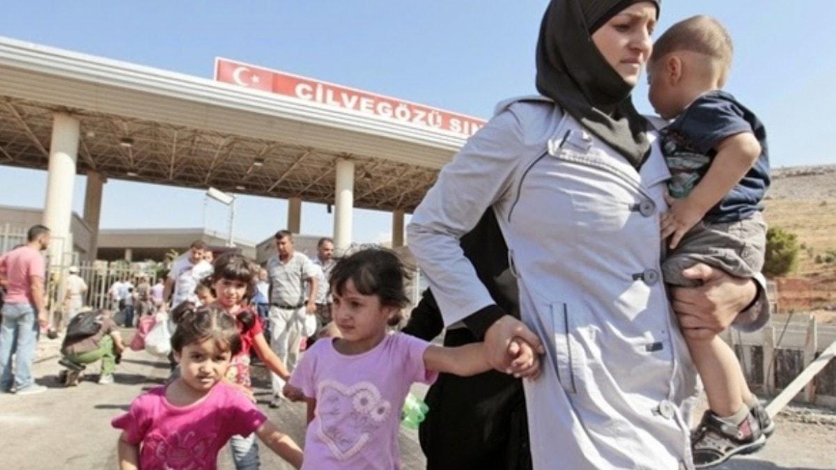 BM'den arpc aklama: 300 binden fazla Suriyeli sivil Trkiye snrna yakn kamplara kat