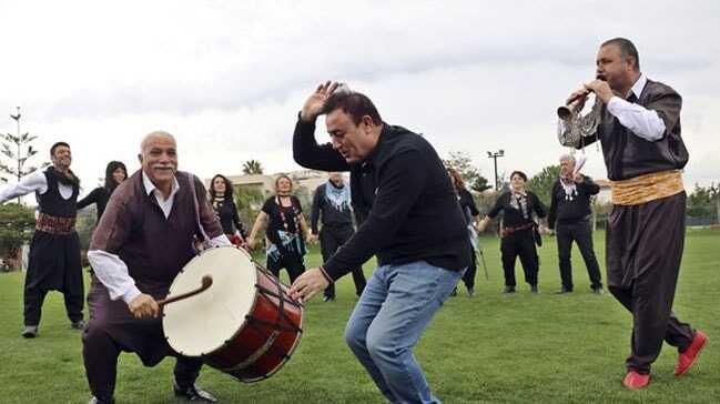 Mahmut Tuncer'in her yerde halay modası sahillere taşındı