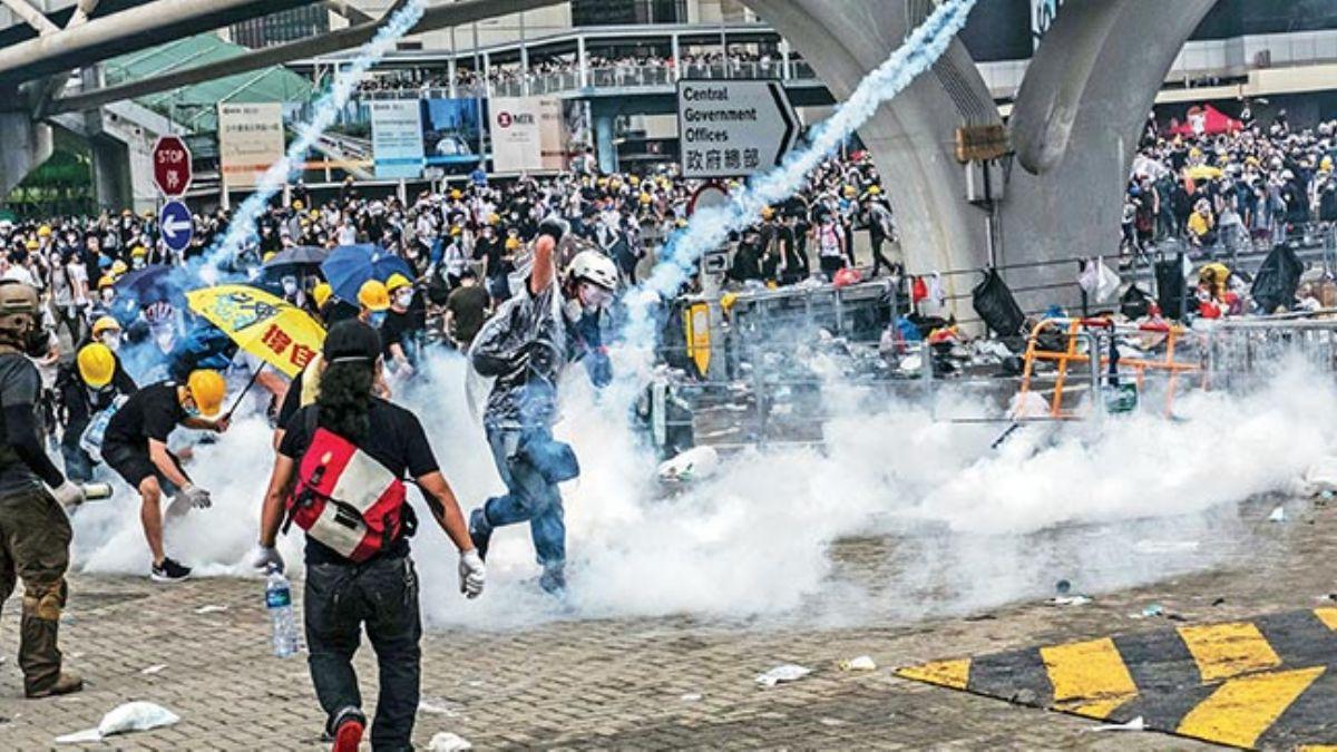 Hong Kong'u sokaklara dken yasaya erteleme