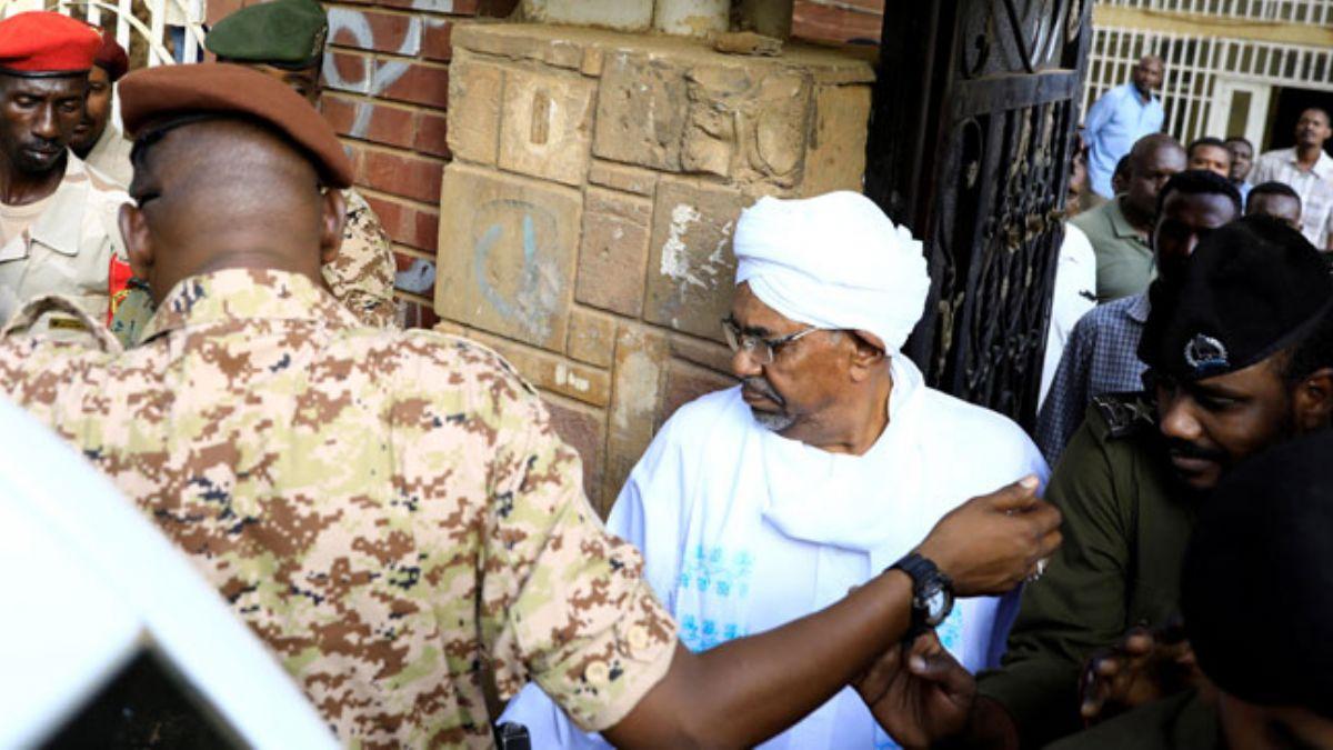 Sudan'n devrik lideri mer el Beir darbeden sonra ilk kez grntlendi