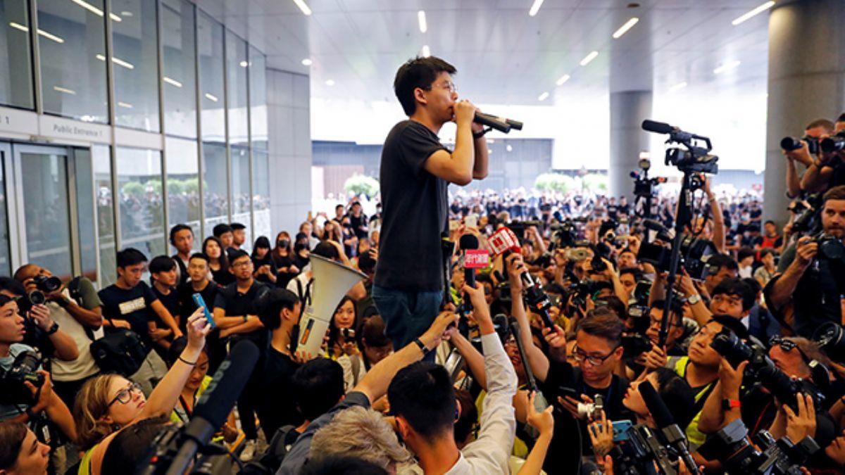 Hong Kong'ta sokaktan ekilen protestocular, gsteriye parlamento yaknnda devam edecek