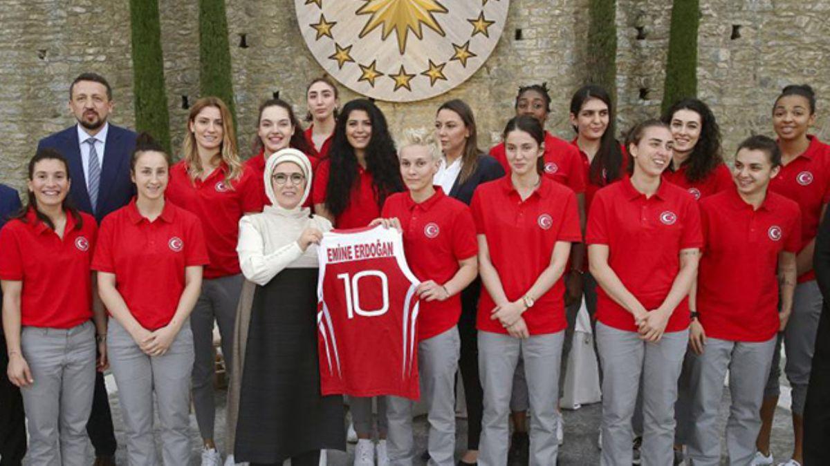 Cumhurbakan Erdoan'n ei Emine Erdoan, A Milli Kadn Basketbol takm ile bir araya geldi