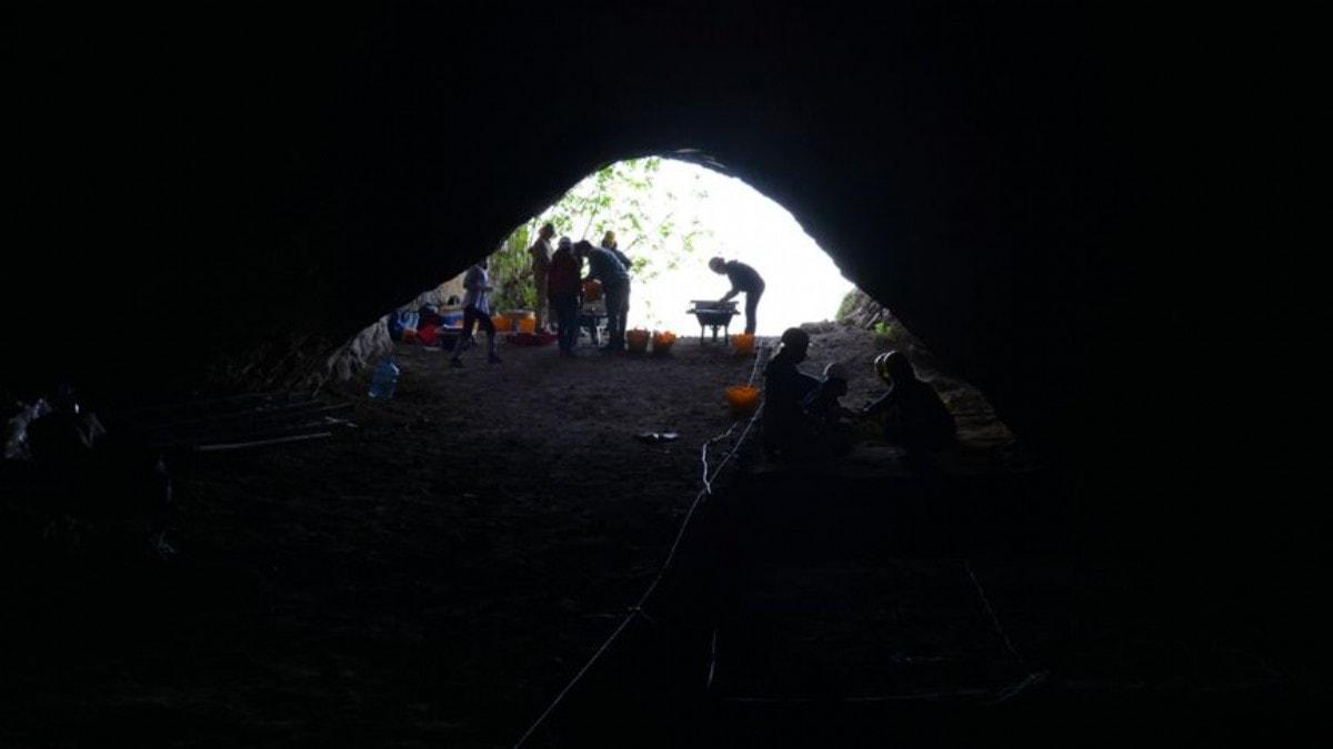Tarihi mağarada binlerce yıllık izleri arıyorlar