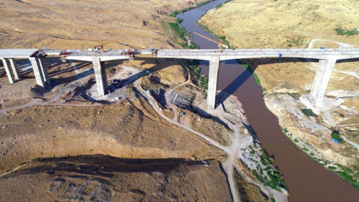 Batman'da ina edilen Hasankeyf-2 Kprsnde son 30 metreye gelindi