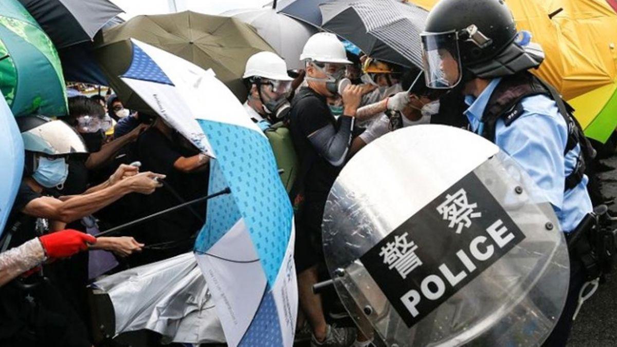 Hong Kong'taki protestolarda eylemciler ile polis arasnda arbede kt