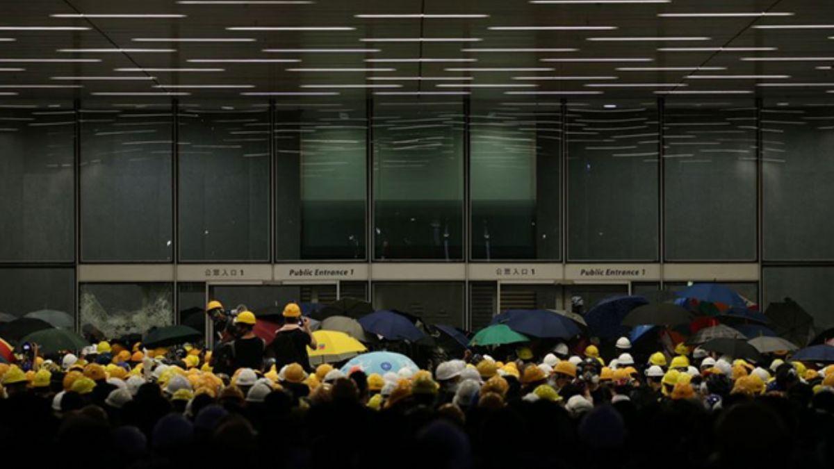 Hong Kong'da protestocular meclisi bast