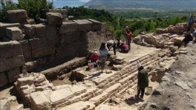 Tieion Antik Kenti'ndeki su sarnc gn yzne karlyor