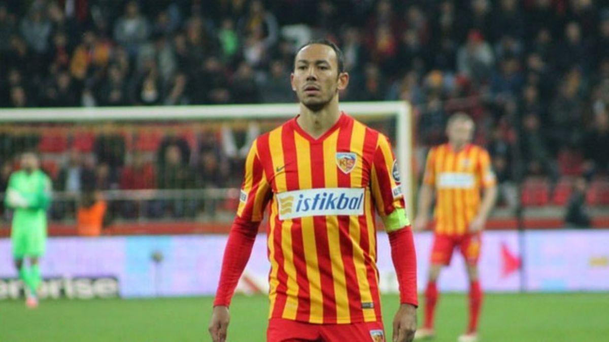 Umut Bulut bir yl daha Kayserispor'da