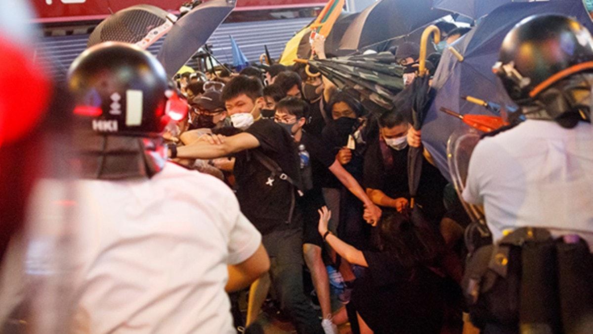 Hong Kong'da polis ve gstericiler arasnda kan arbedede 6 gzalt