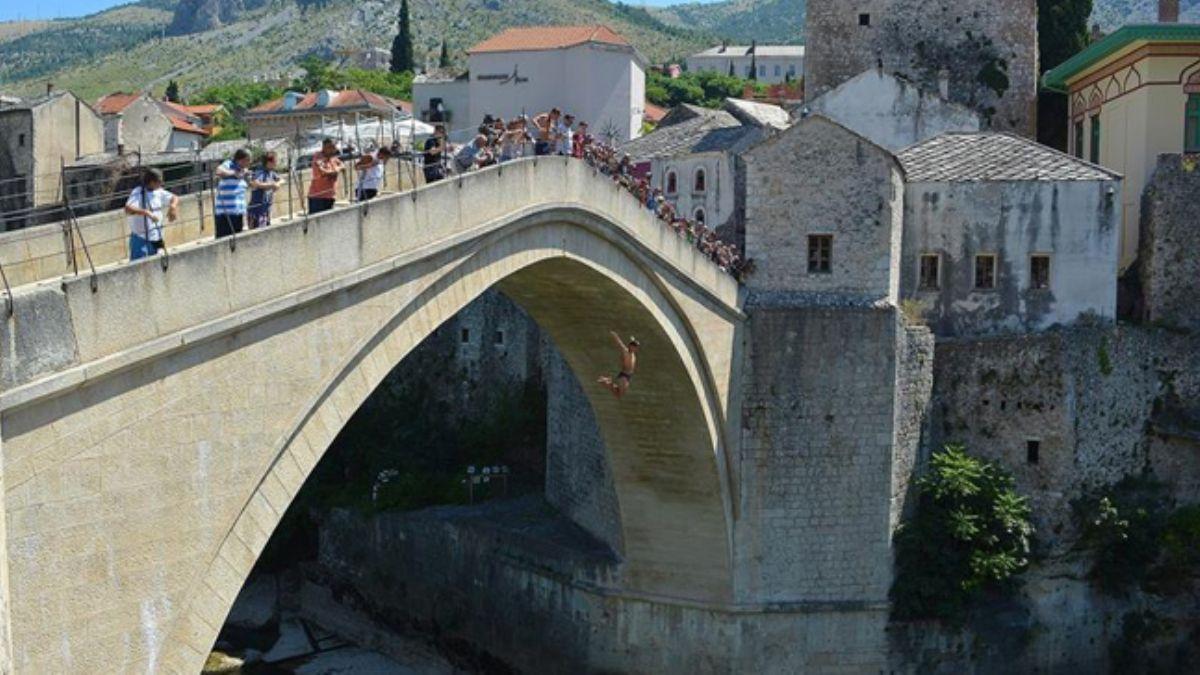 Srebrenitsa Soykrm'nn 24. ylnda Mostar Kprsnde 'sessiz atlay' yapld