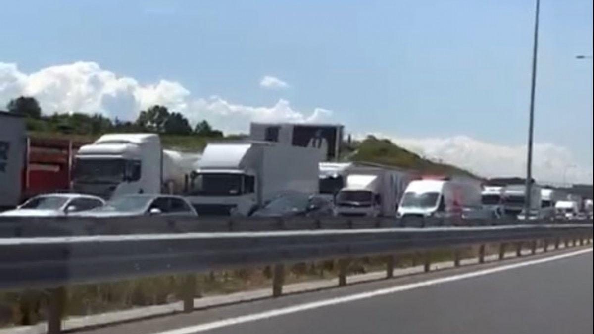 Son dakika... stanbul'da TIR yangn! Kilometrelerce kuyruk olutu