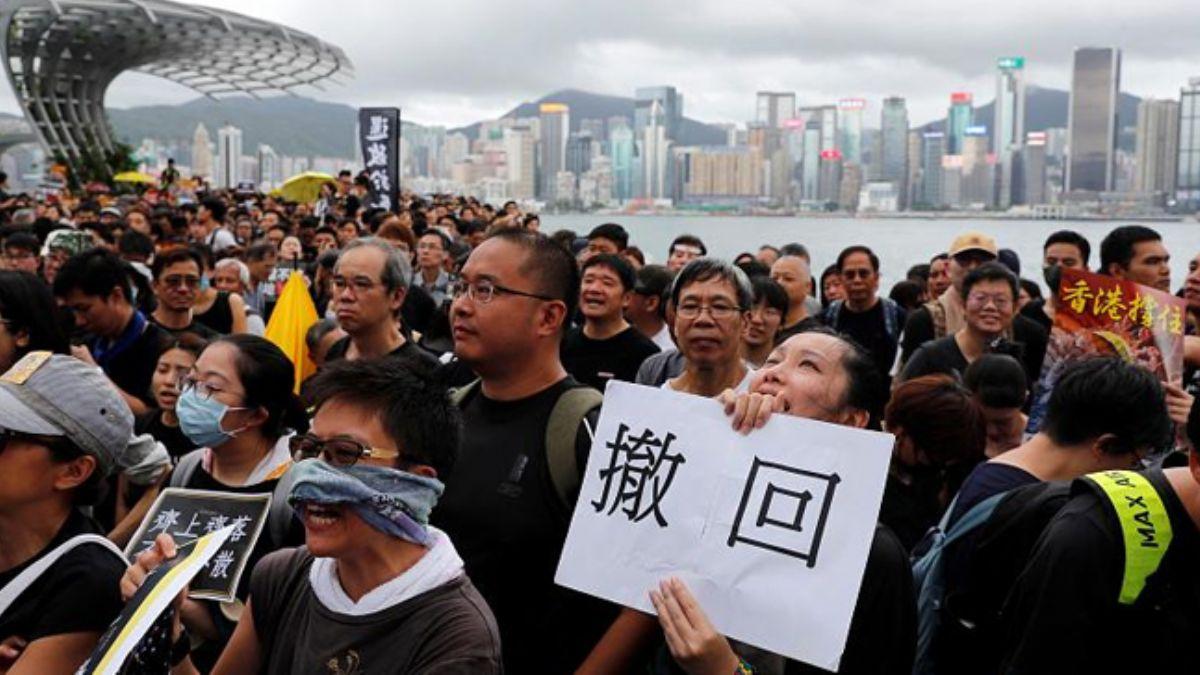 Gmrkten muaf rnleri yksek fiyata satan inli tccarlar Hong Kong'da protesto edildi