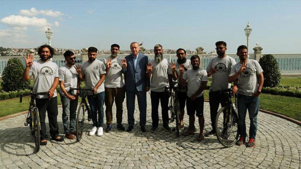 Bakan Erdoan, Medine'ye doru pedal eviren grubu kabul etti