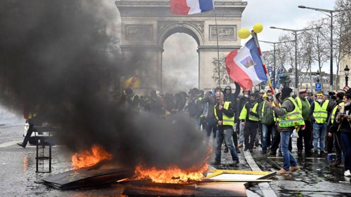 Fransa'da 'sar yelekliler' protestonun 8. ayn doldurdu