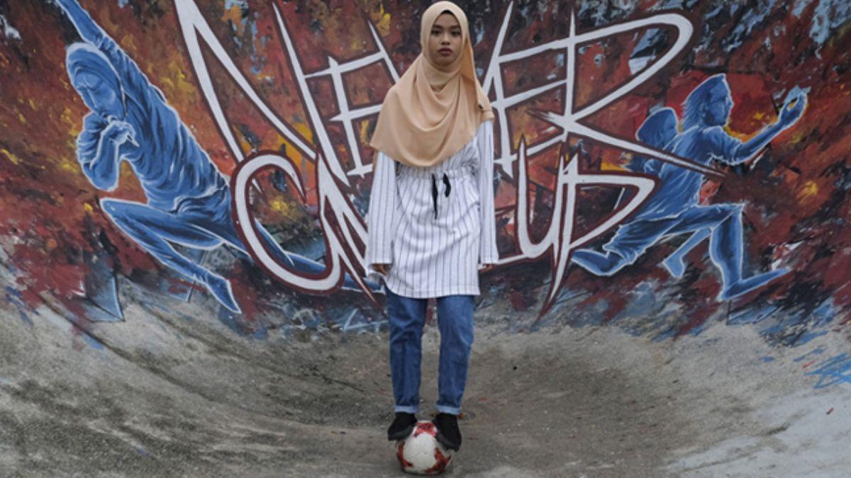 Malezyal kadn futbolcu allmn dndaki tarz ile dikkat ekiyor
