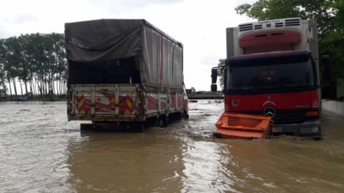 Sakarya'da iddetli ya sele neden oldu