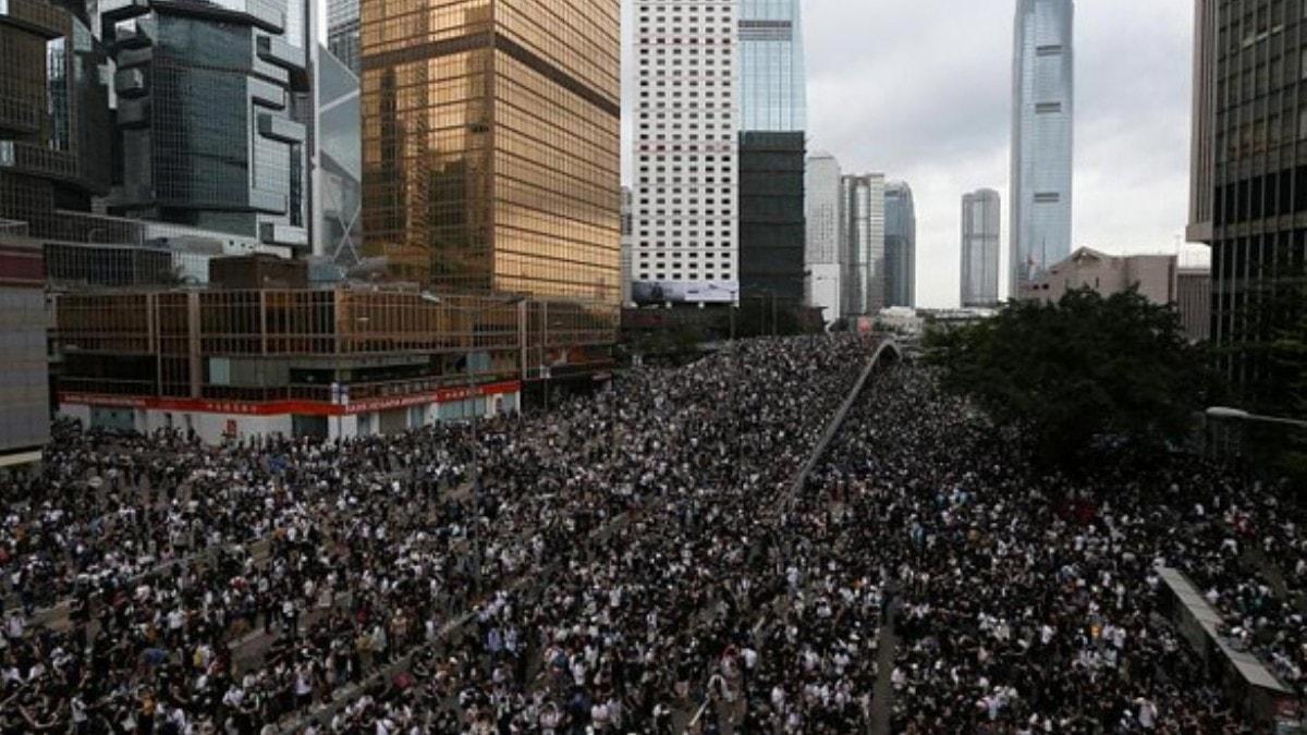 Hong Kong'da protestolara havaalanna tand