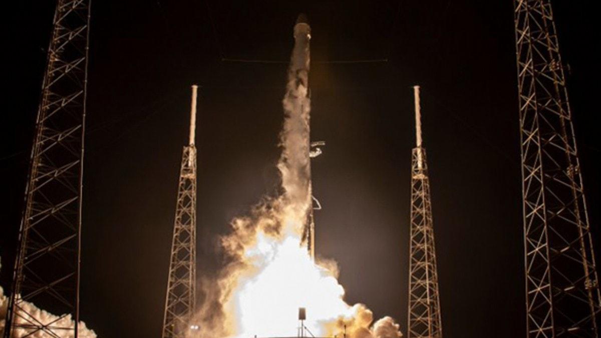 SpaceX, 2 buuk tonluk kargoyu uzaya gnderdi