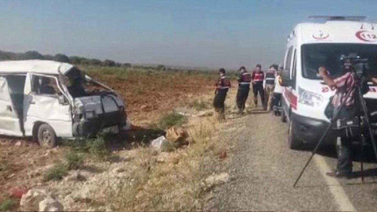 Kilis'te tarm iilerini tayan panelvan devrildi: 2 l, 20 yaral