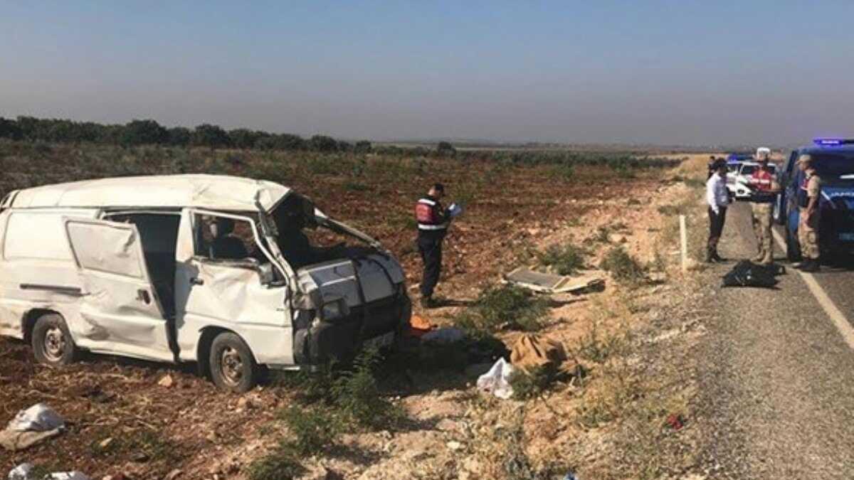 Kilis'te iileri tayan panelvan devrildi: 2 l, 20 yaral