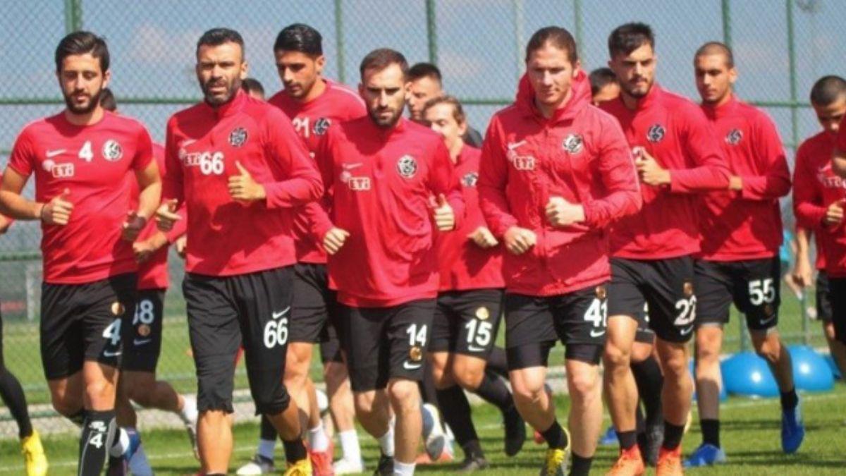 Eskiehirspor'da idmana kmayan futbolculara deme yapld