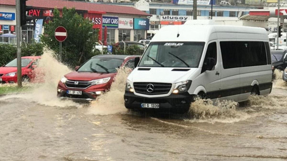 Trabzon'da iddetli ya sonras yollar gle dnd  