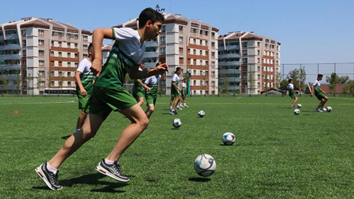 Manisa Futbol Kulb U-14 ampiyon sporcusu harln karmak iin inaatta alyor