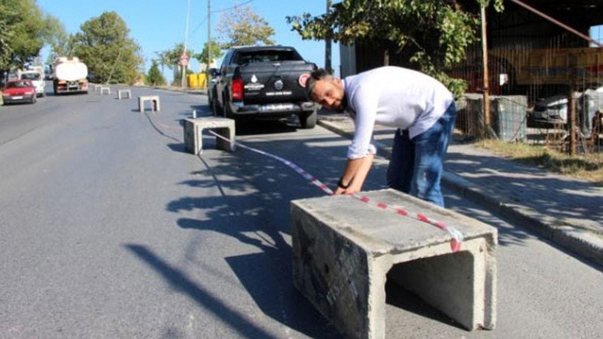 Yer: stanbul! 'Buras benim' deyip yolu trafie kapatt