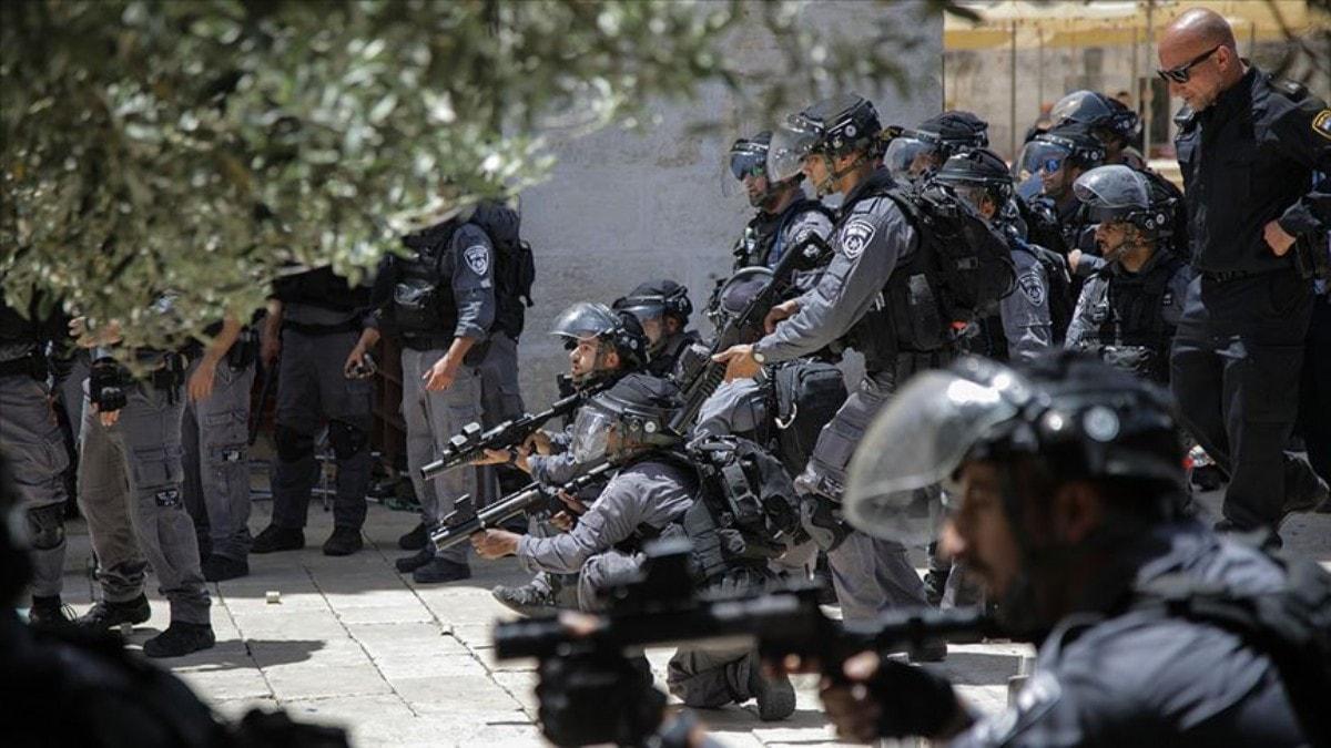 srail polisinden Aksa basknlarn engellemek isteyen Filistinlilere mdahale