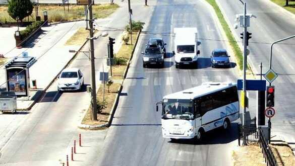 Kırmızı ışıkta geçenler 'drone'a yakalandı