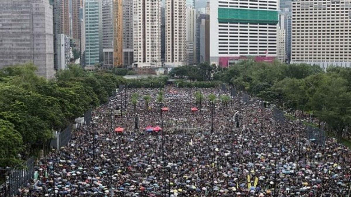 Hong Kong'da on binlerce kii yeniden sokaklarda  