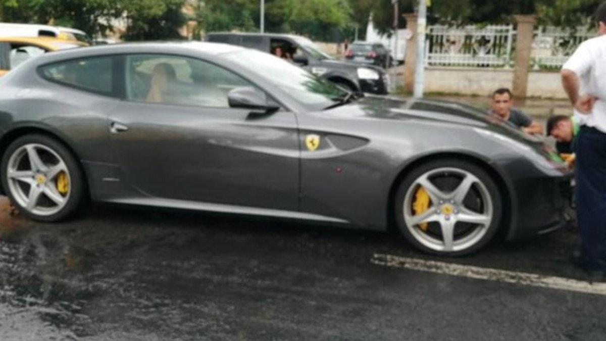 Milyon liralk Ferrari su birikintisinde byle mahsur kald 