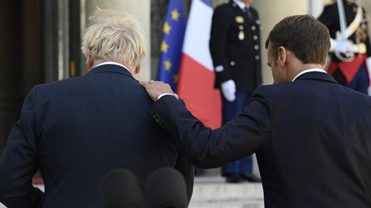 Yeni Babakan Boris Johnson'dan dikkat eken hareket: Ayan sehpaya koydu, Merkel ile elleri arkada yrd