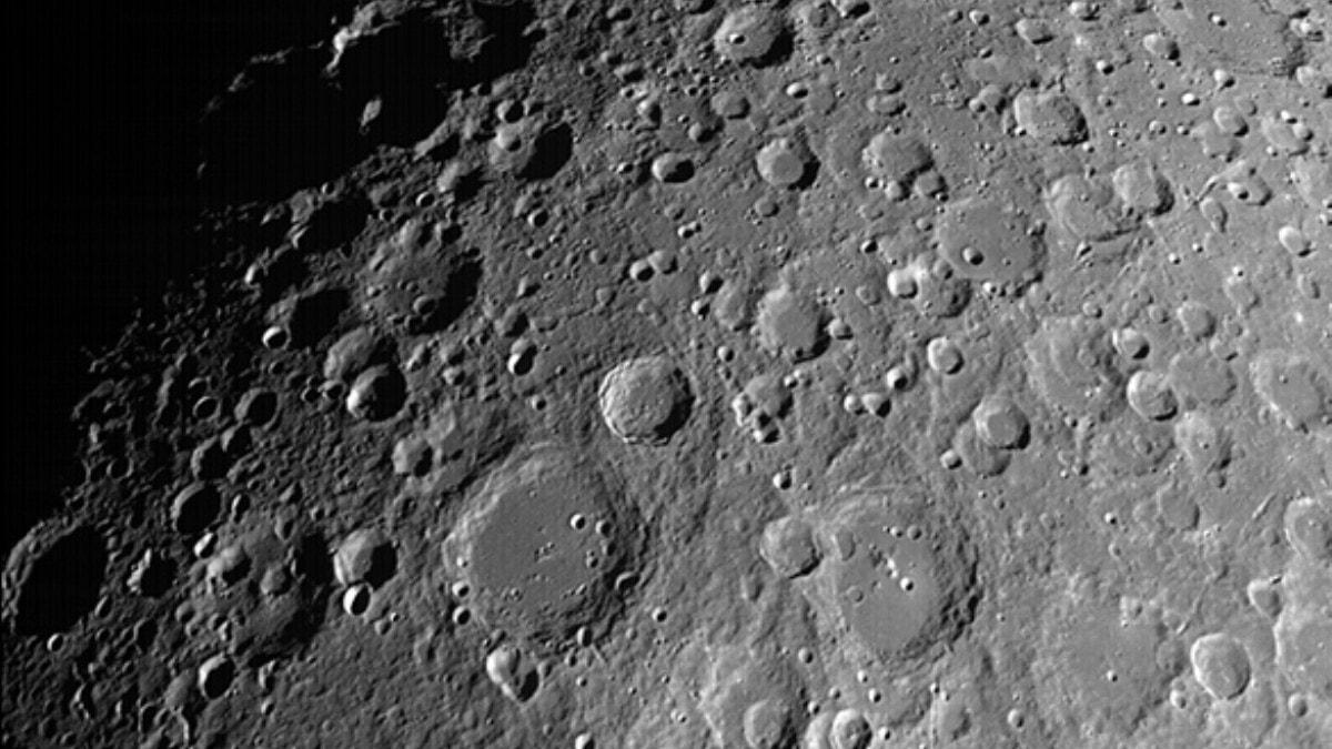Hindistann uzay arac Ay'n kraterlerini grntledi