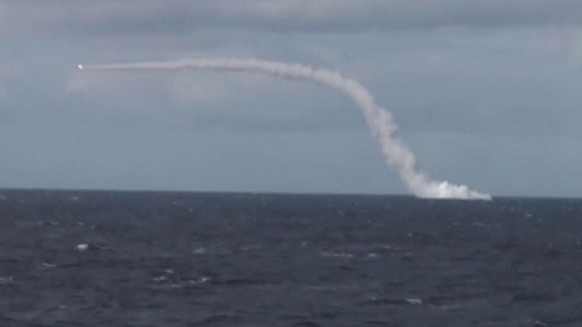 Rus denizalts ile 350 kilometre mesafedeki hedefi vurdu
