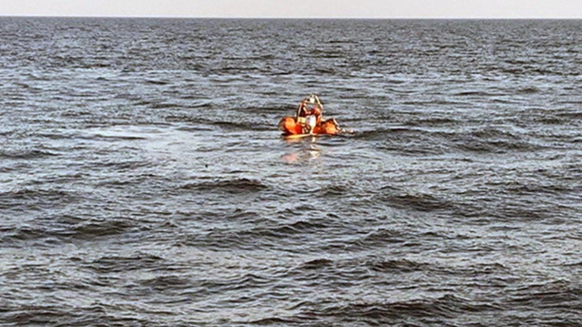 Bodrum'da gmenlerin bulunduu tekne batt... Kayp bebek aranyor