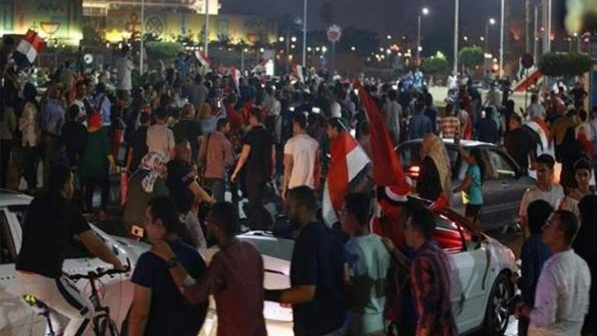 Msr halk, Sisi'yi protesto iin sokaklara dkld