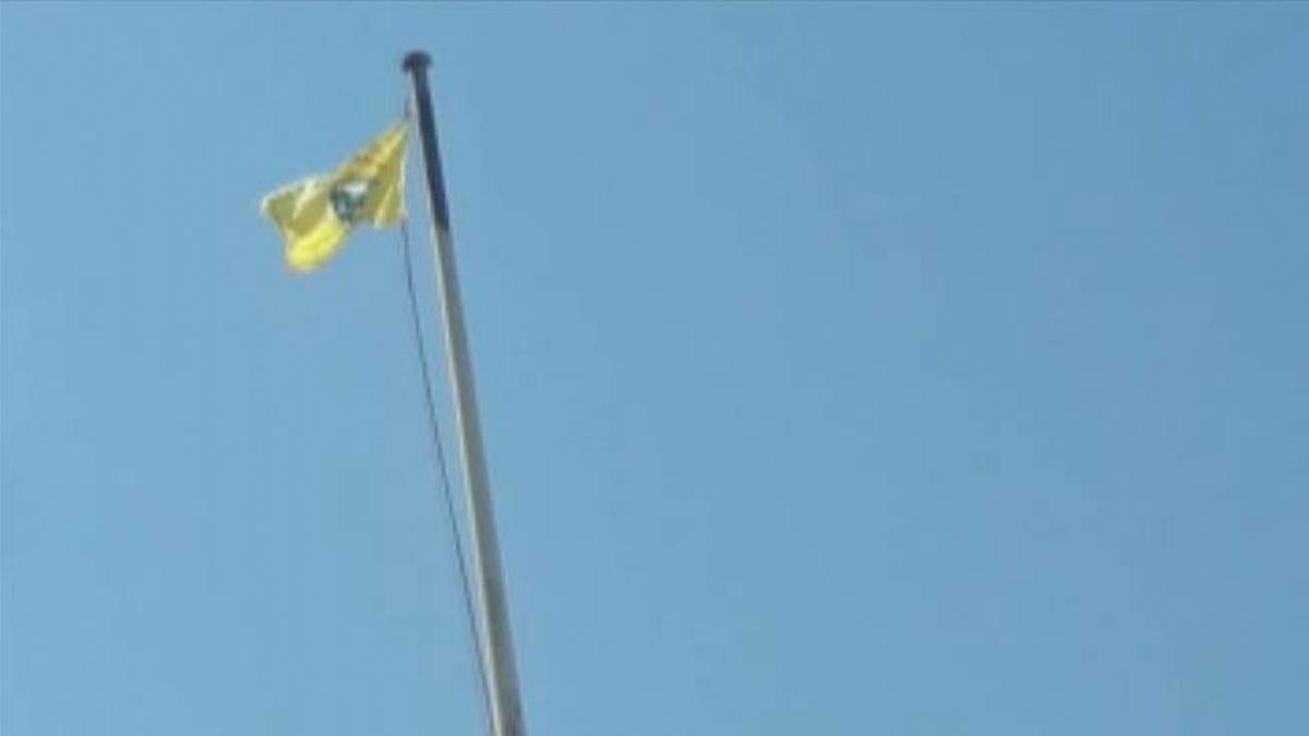 Bakan Erdoan uyarmt! YPG/PKK'nn bayrak oyunu... Birini indirip dierini astlar