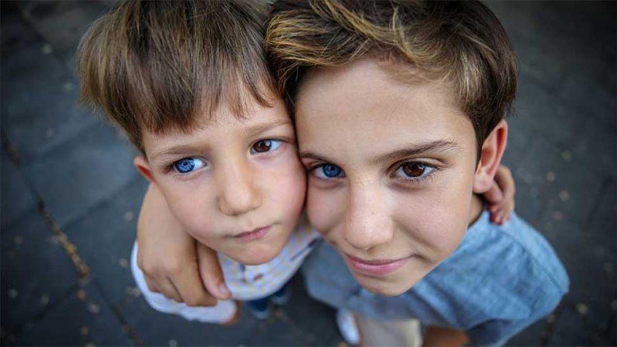 Farklı renkte gözlere sahip kardeşlerin fotoğrafı çok konuşuldu!