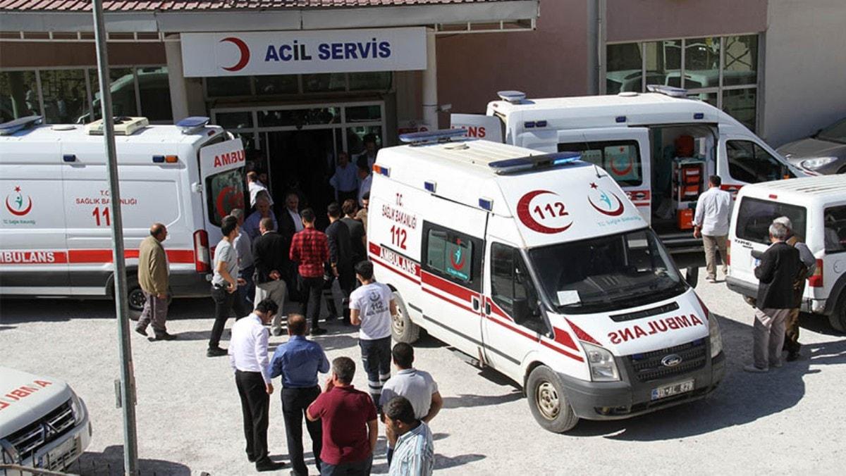 Hakkari'de renci servisi arampole devrildi, 3 kii hayatn kaybetti