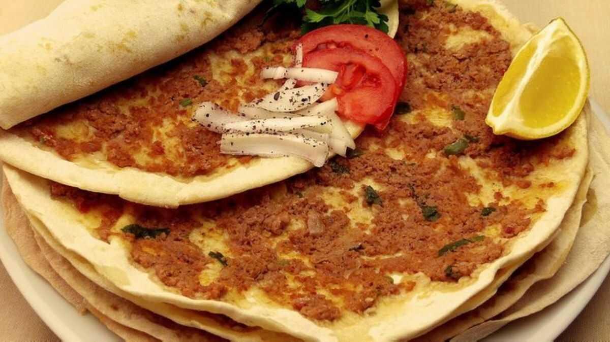 Ucuza lahmacun yiyenler dikkat! Et yerine bakn ne koyuyorlarm