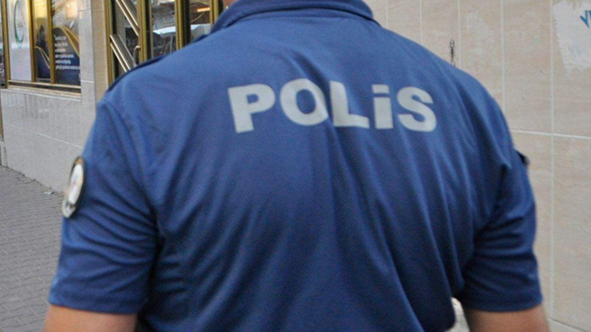 Polis tabancasn temizlerken kazayla meslektan vurdu