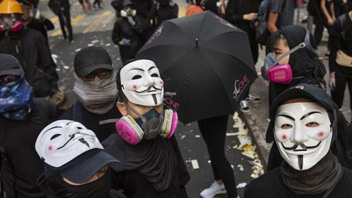 Hong Kong'da gstericilere maske takmas yasa