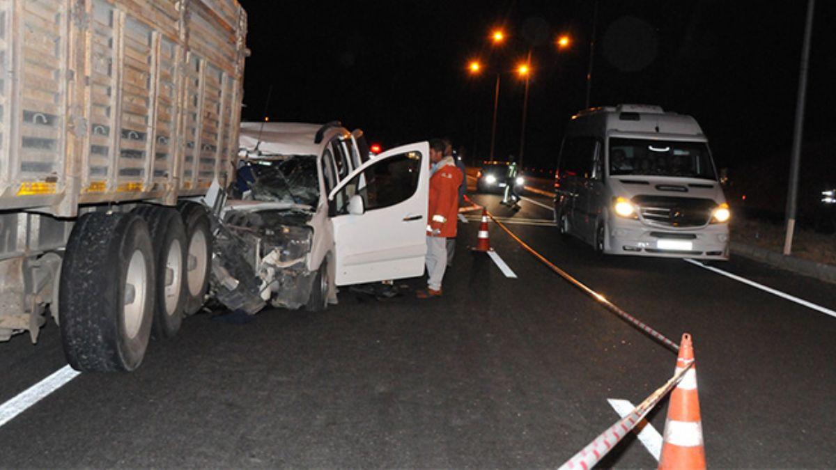 Hafif ticari ara, park halindeki kamyonete arpt: 3 l, 3 yaral